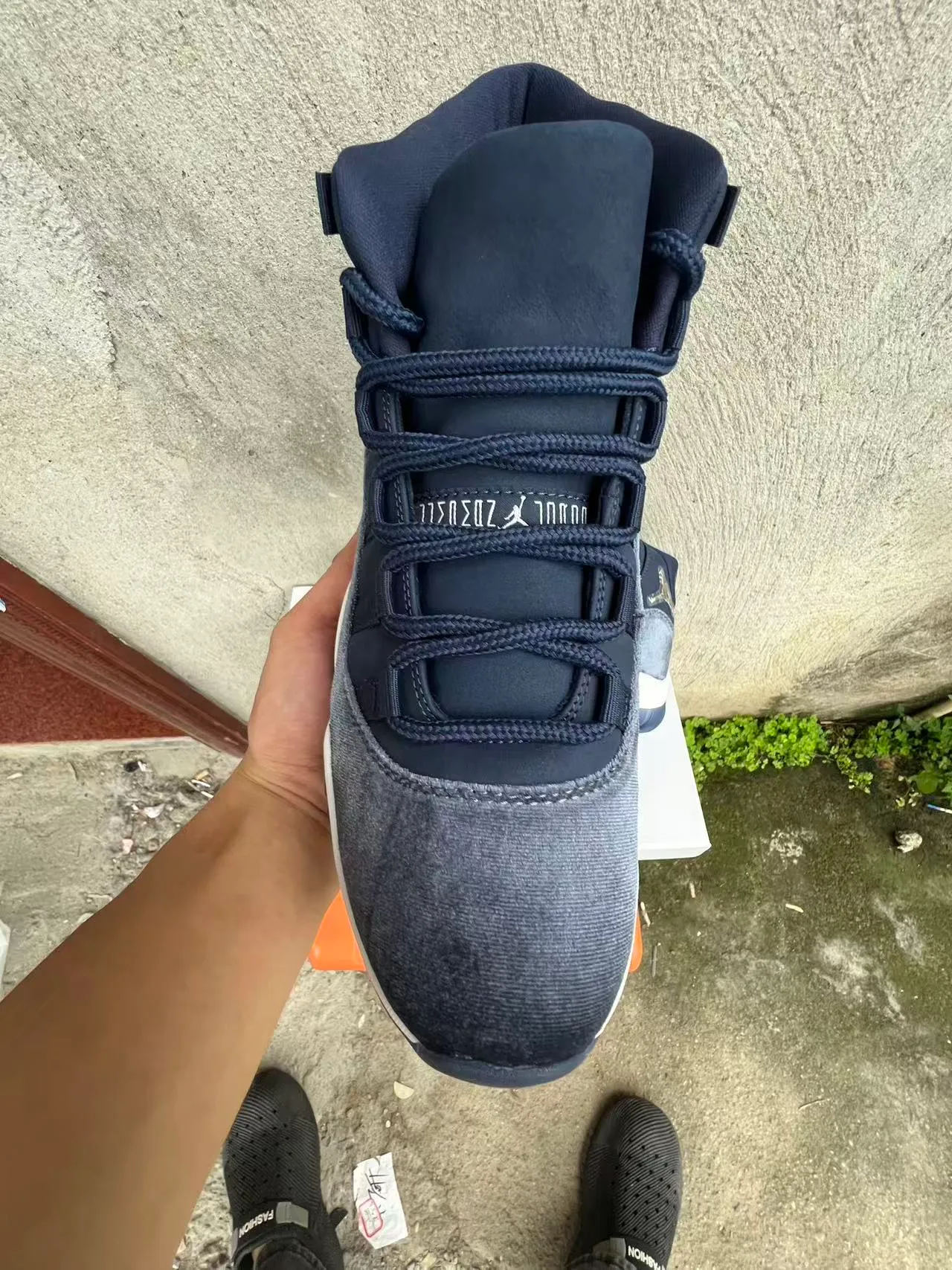 Tênis de basquete Air Jordan 11 com textura denim em azul-marinho e branco 3