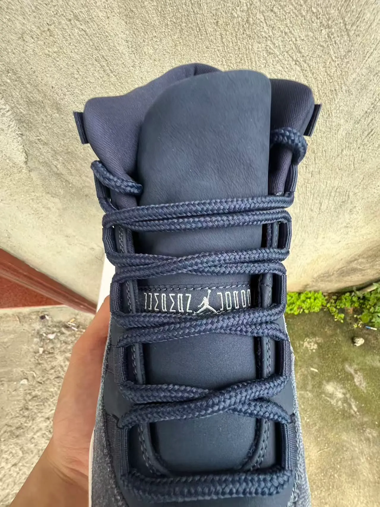Tênis de basquete Air Jordan 11 com textura denim em azul-marinho e branco 4