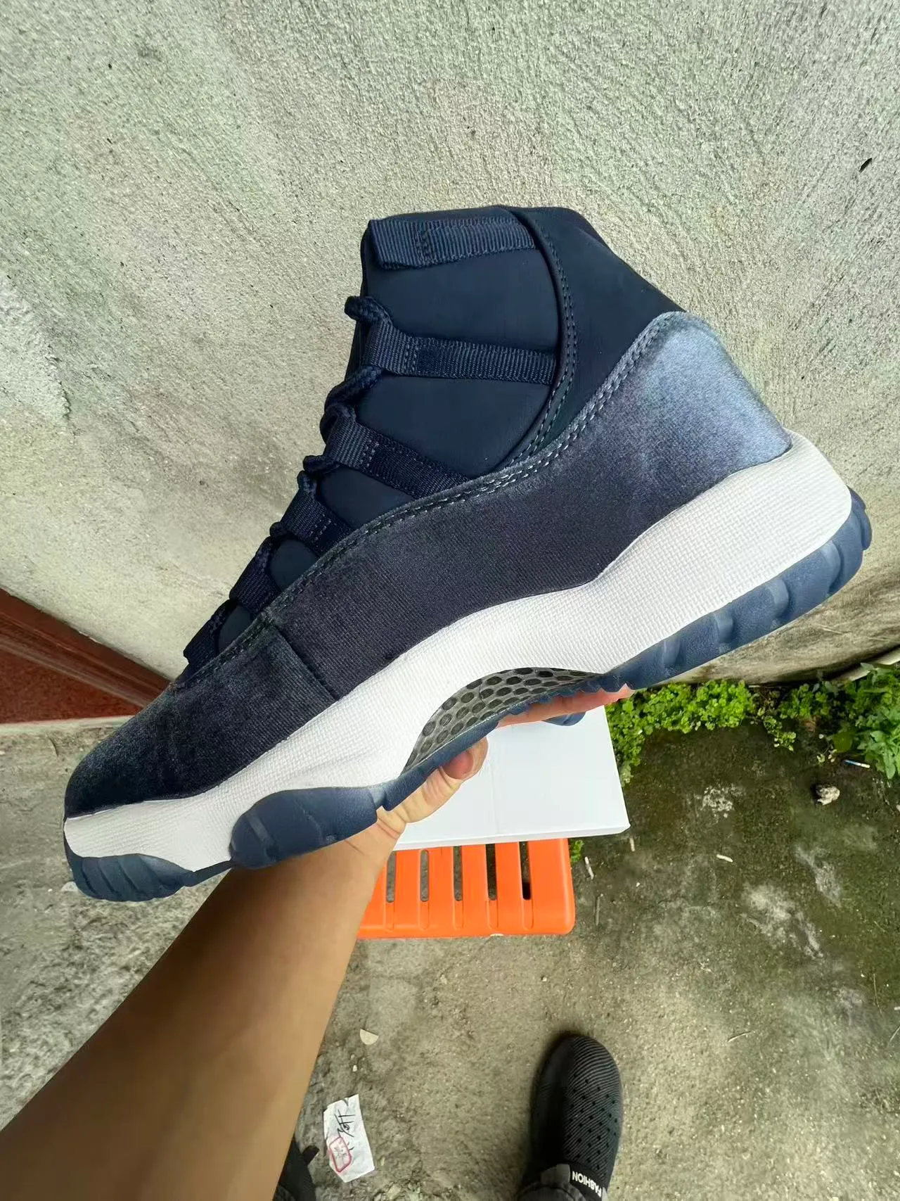 Tênis de basquete Air Jordan 11 com textura denim em azul-marinho e branco 5