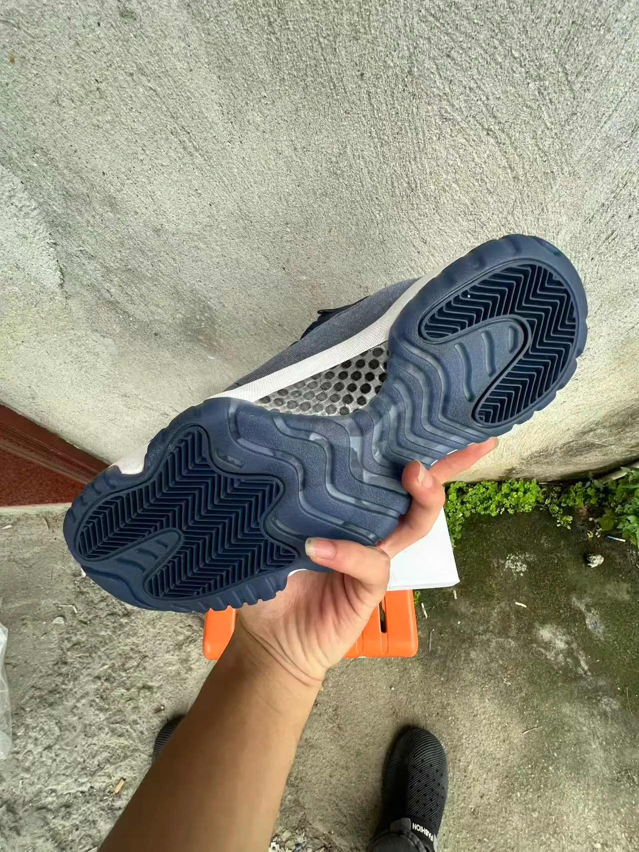 Tênis de basquete Air Jordan 11 com textura denim em azul-marinho e branco 6