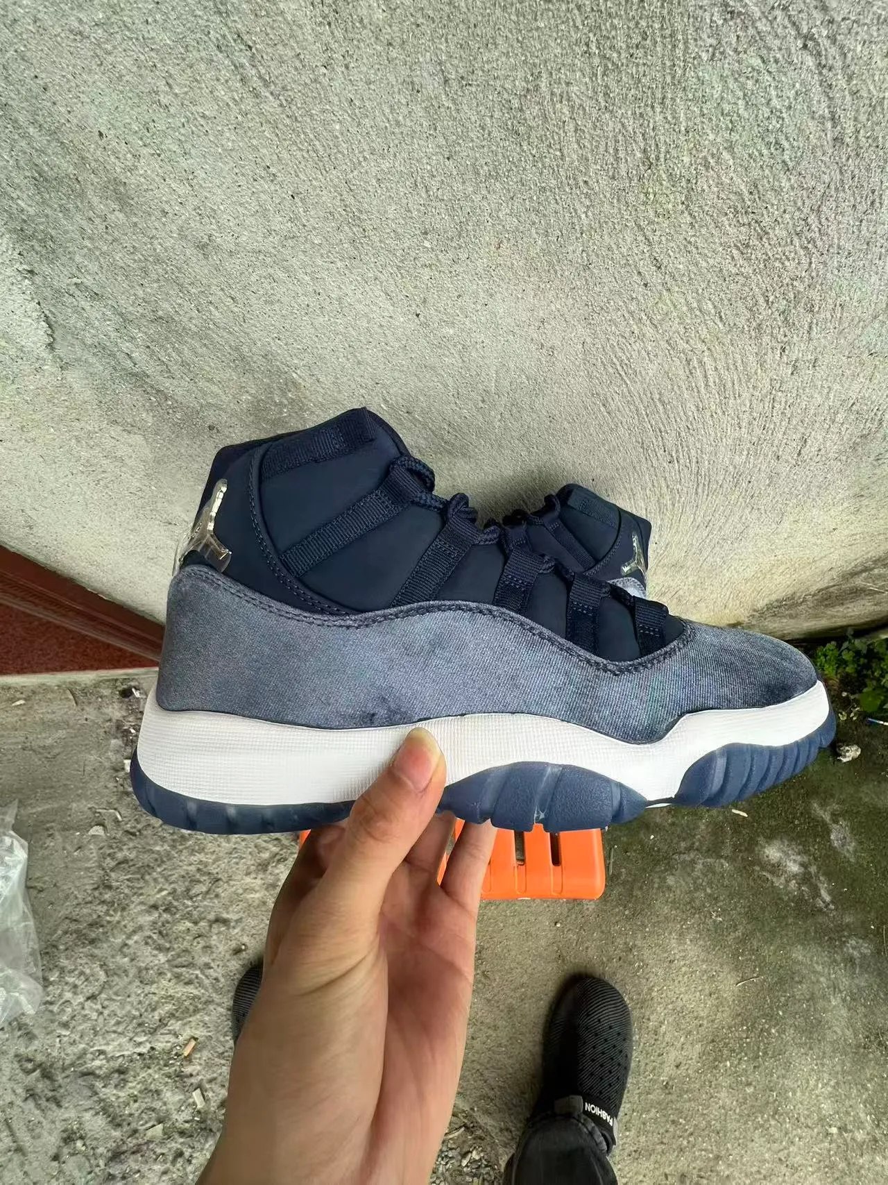 Tênis de basquete Air Jordan 11 com textura denim em azul-marinho e branco 7