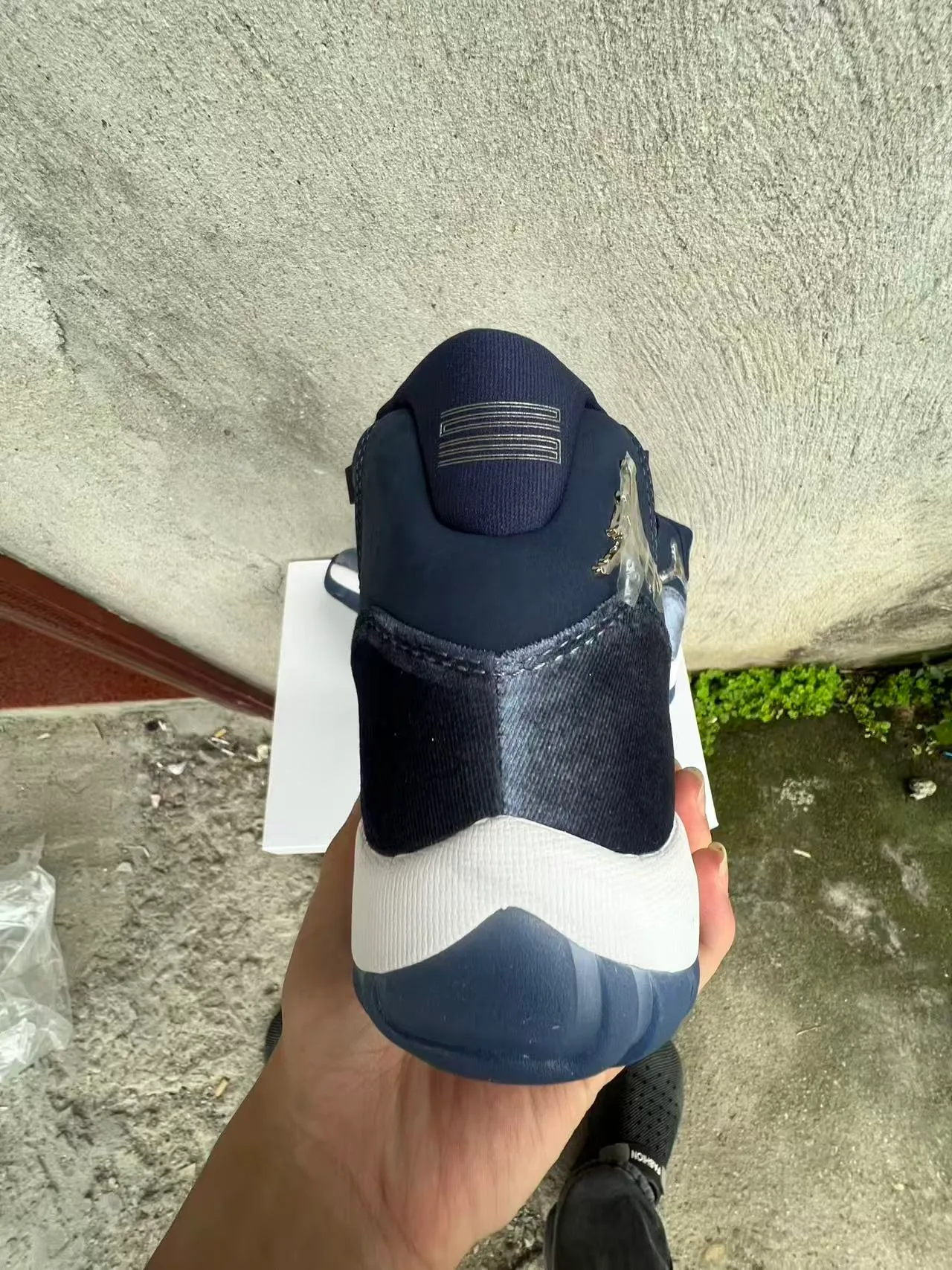 Tênis de basquete Air Jordan 11 com textura denim em azul-marinho e branco 8