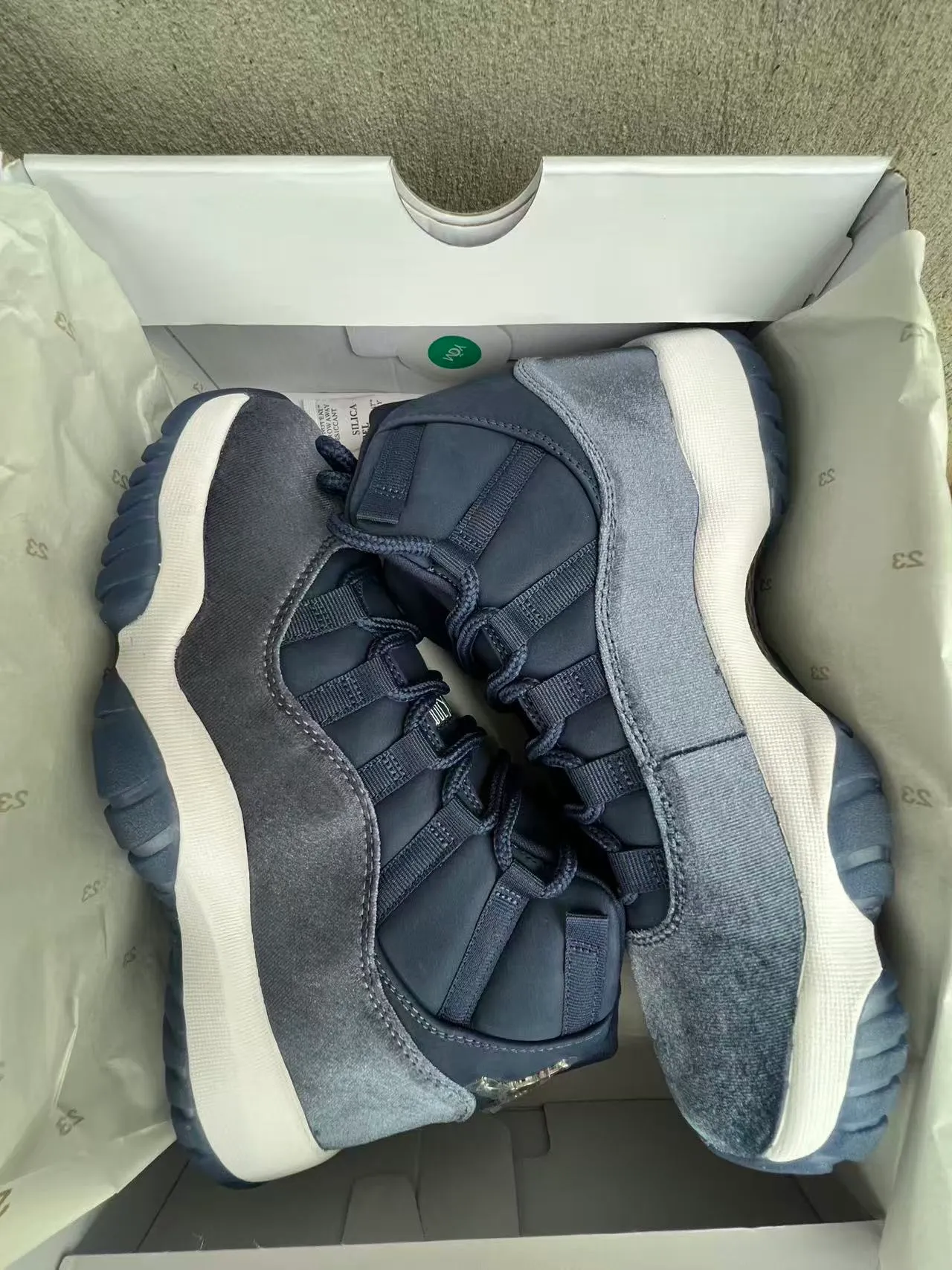 Tênis de basquete Air Jordan 11 com textura denim em azul-marinho e branco 9