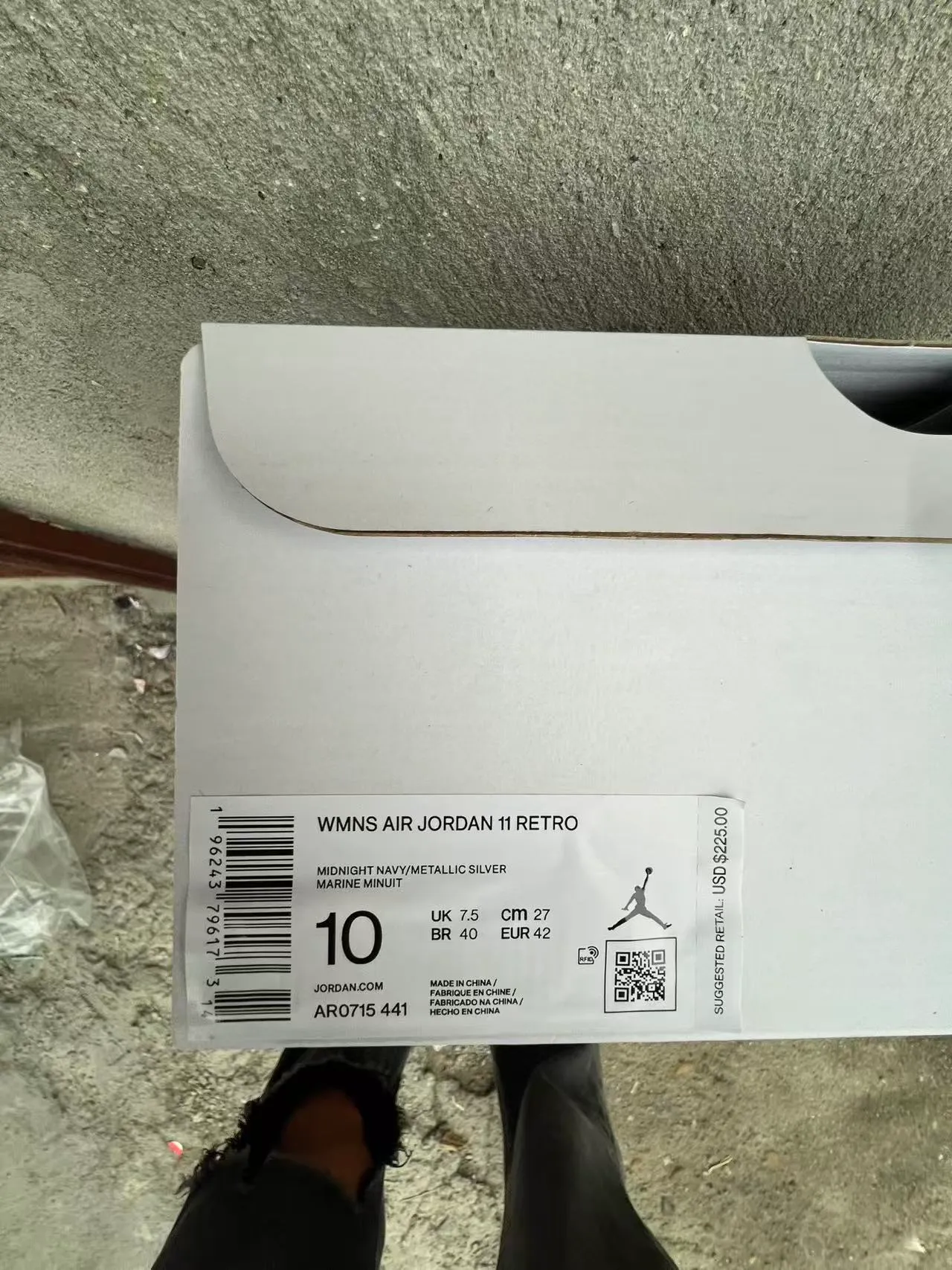 Tênis de basquete Air Jordan 11 com textura denim em azul-marinho e branco 10