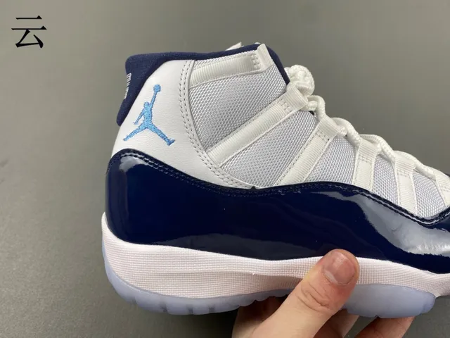 Tênis de basquete Air Jordan 11 em couro envernizado azul-marinho e branco 2