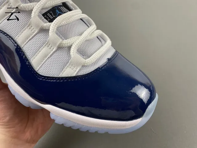 Tênis de basquete Air Jordan 11 em couro envernizado azul-marinho e branco 3