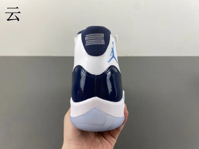 Tênis de basquete Air Jordan 11 em couro envernizado azul-marinho e branco 4