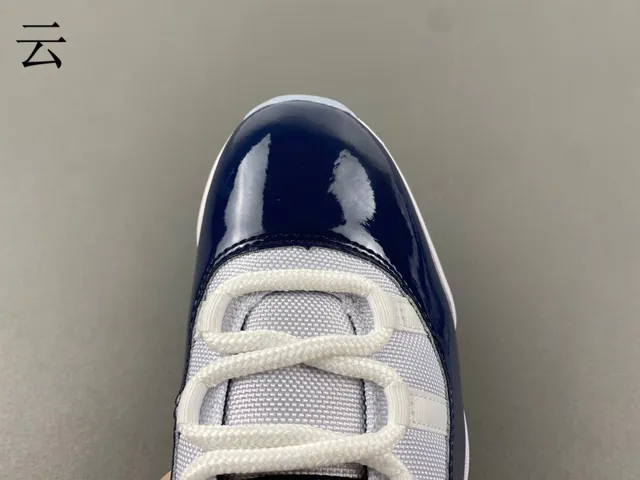 Tênis de basquete Air Jordan 11 em couro envernizado azul-marinho e branco 5