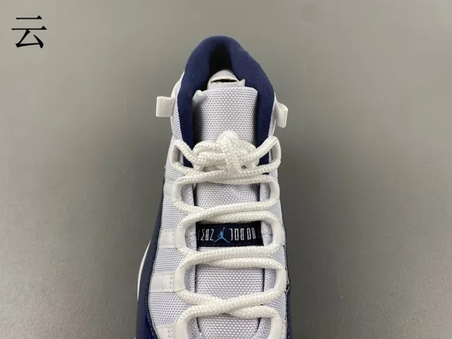 Tênis de basquete Air Jordan 11 em couro envernizado azul-marinho e branco 6