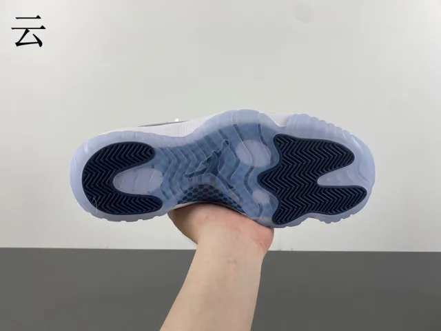 Tênis de basquete Air Jordan 11 em couro envernizado azul-marinho e branco 7