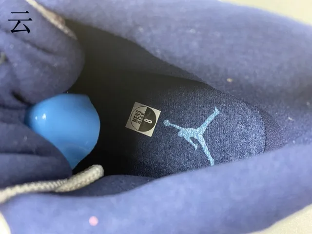 Tênis de basquete Air Jordan 11 em couro envernizado azul-marinho e branco 8