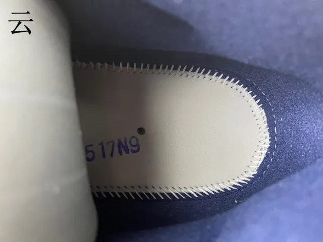 Tênis de basquete Air Jordan 11 em couro envernizado azul-marinho e branco 9