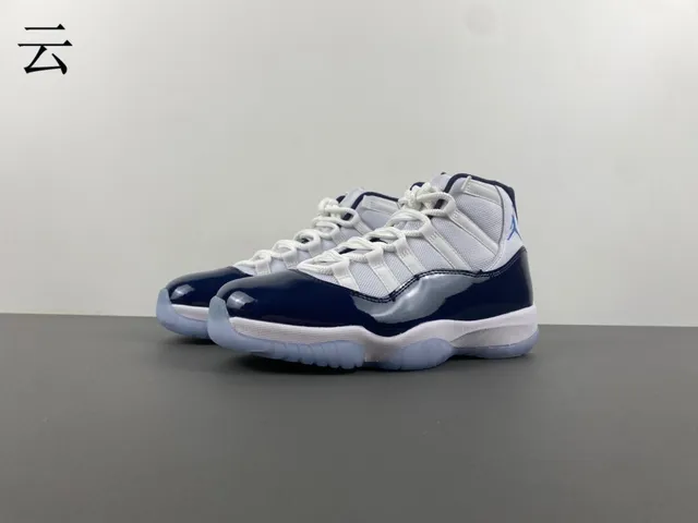 Tênis de basquete Air Jordan 11 em couro envernizado azul-marinho e branco 10