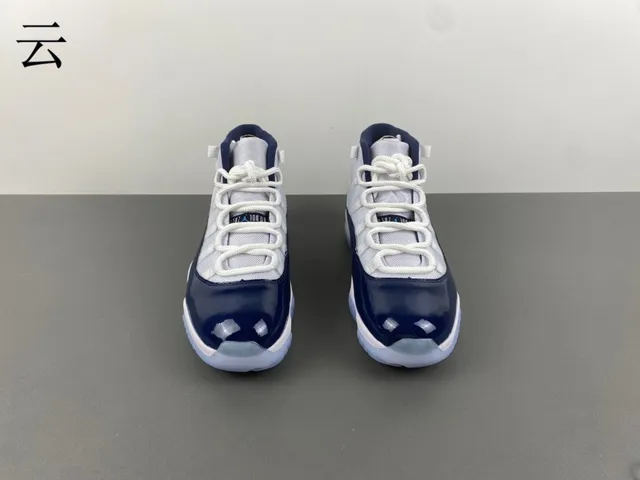Tênis de basquete Air Jordan 11 em couro envernizado azul-marinho e branco 11