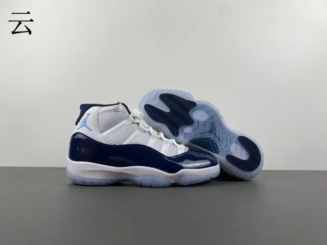 Tênis de basquete Air Jordan 11 em couro envernizado azul-marinho e branco 12