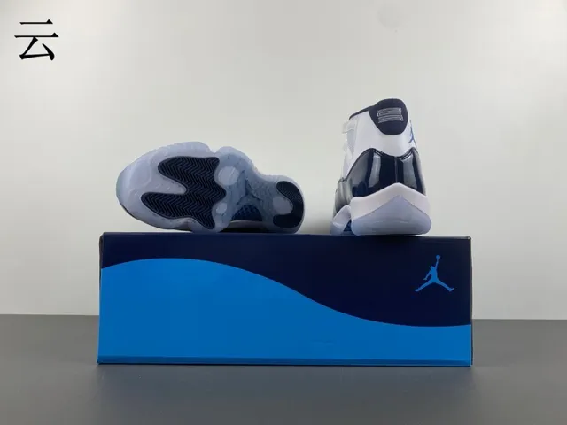 Tênis de basquete Air Jordan 11 em couro envernizado azul-marinho e branco 13