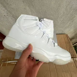 Air Jordan 11 白色专利皮革篮球鞋
