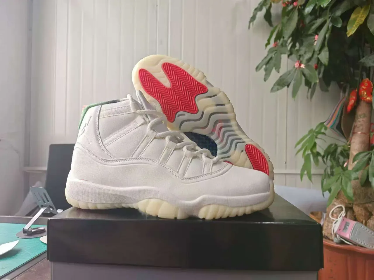 Air Jordan 11 Blanc Rouge Herringbone Chaussures de Basketball 4