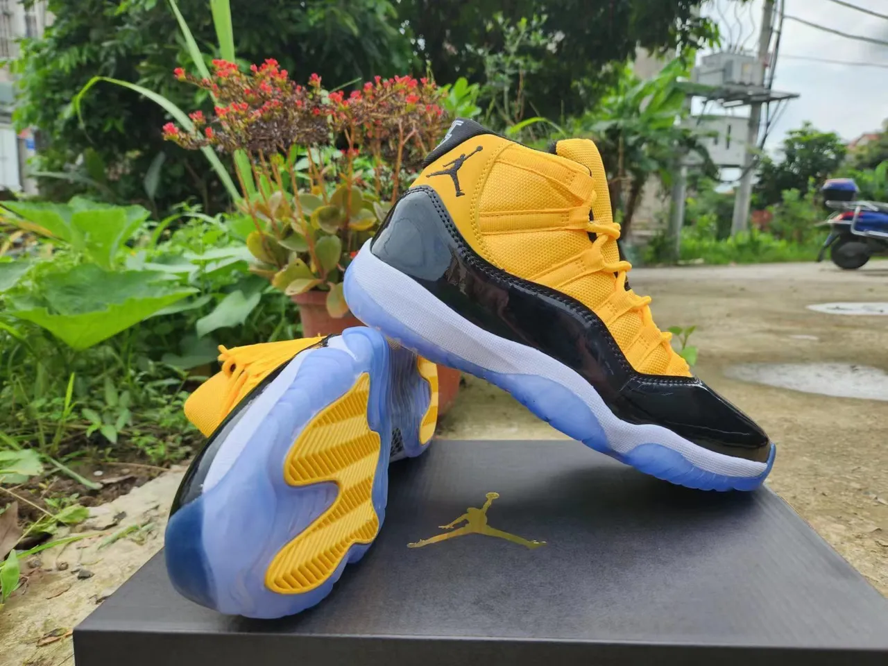 Chaussures de basketball Air Jordan 11 en cuir verni jaune et noir 3