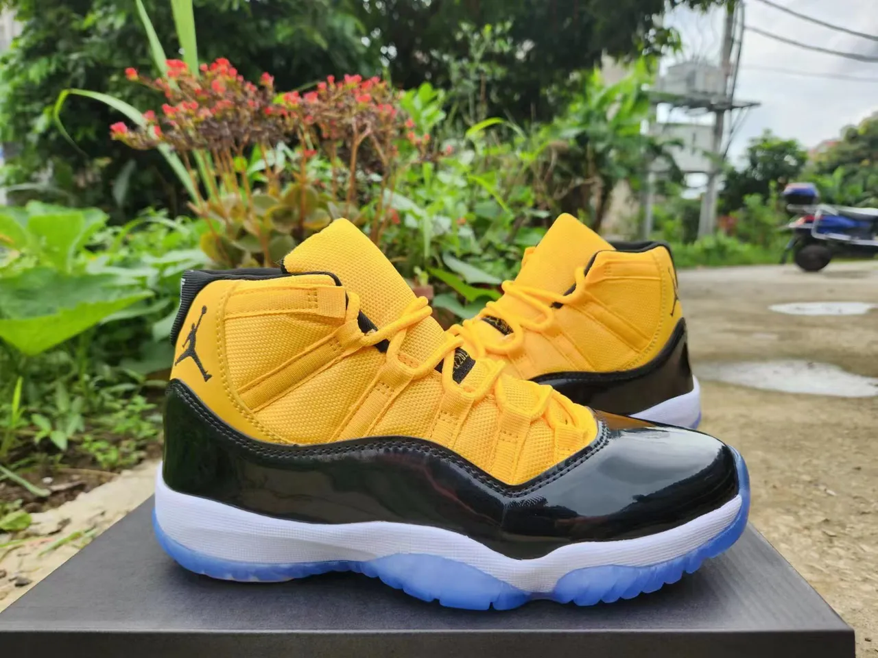 Chaussures de basketball Air Jordan 11 en cuir verni jaune et noir 4