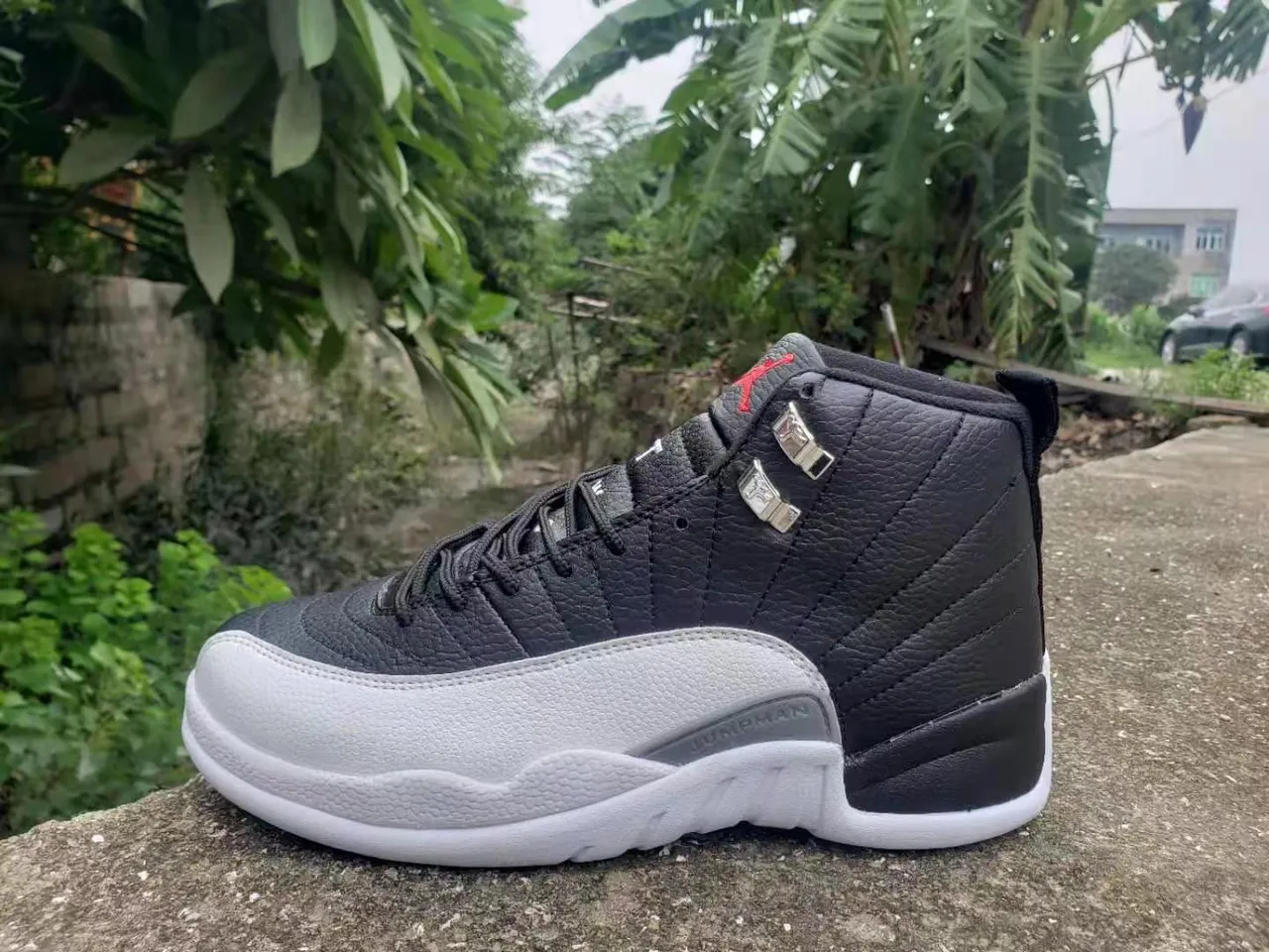 Chaussures de basketball Air Jordan 12 en cuir matelassé noir blanc rouge 2