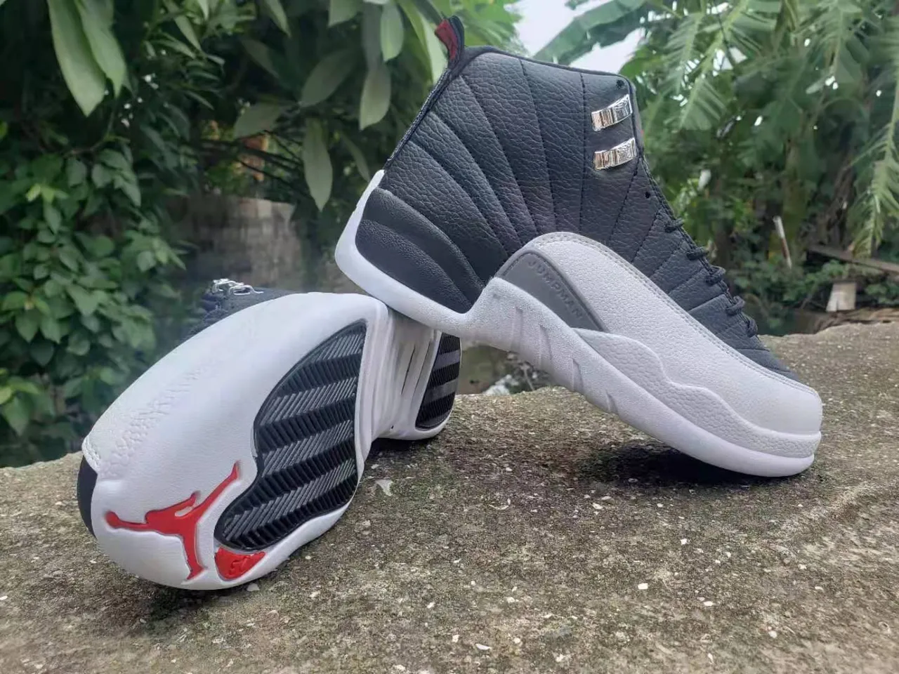 Chaussures de basketball Air Jordan 12 en cuir matelassé noir blanc rouge 3