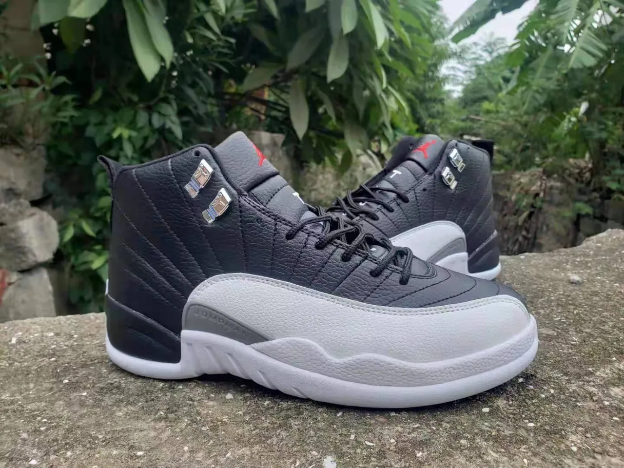 Chaussures de basketball Air Jordan 12 en cuir matelassé noir blanc rouge 4