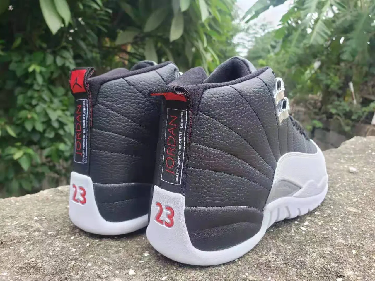 Chaussures de basketball Air Jordan 12 en cuir matelassé noir blanc rouge 5