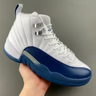 Air Jordan 12 白色和皇家蓝篮球鞋