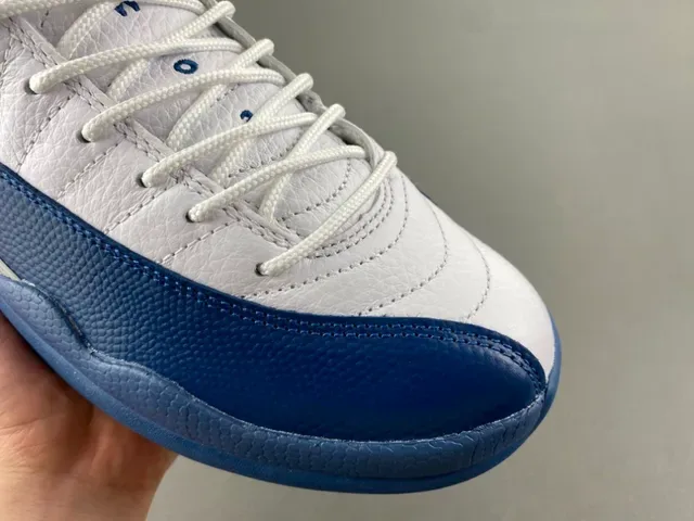 Air Jordan 12 أبيض وأزرق ملكي أحذية كرة السلة 2
