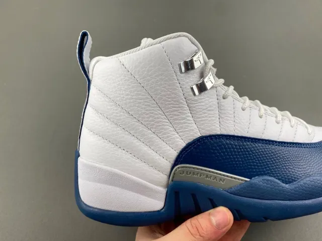 Air Jordan 12 أبيض وأزرق ملكي أحذية كرة السلة 3