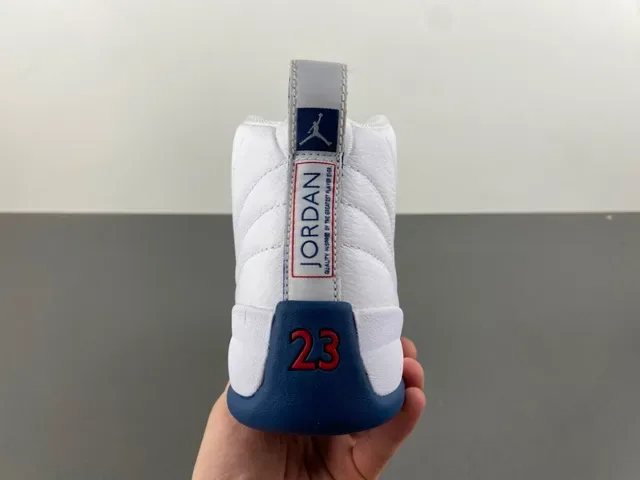 Air Jordan 12 أبيض وأزرق ملكي أحذية كرة السلة 4
