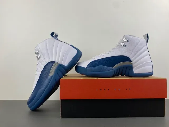 Air Jordan 12 أبيض وأزرق ملكي أحذية كرة السلة 15