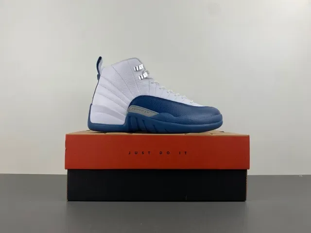 Air Jordan 12 أبيض وأزرق ملكي أحذية كرة السلة 16