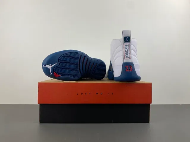 Air Jordan 12 أبيض وأزرق ملكي أحذية كرة السلة 17