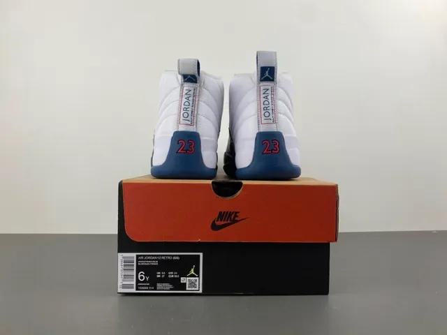 Air Jordan 12 أبيض وأزرق ملكي أحذية كرة السلة 18
