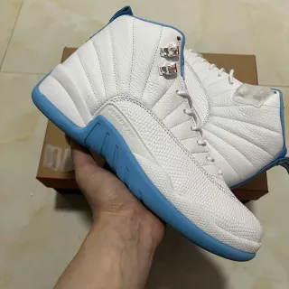 Air Jordan 12 白色浅蓝篮球鞋