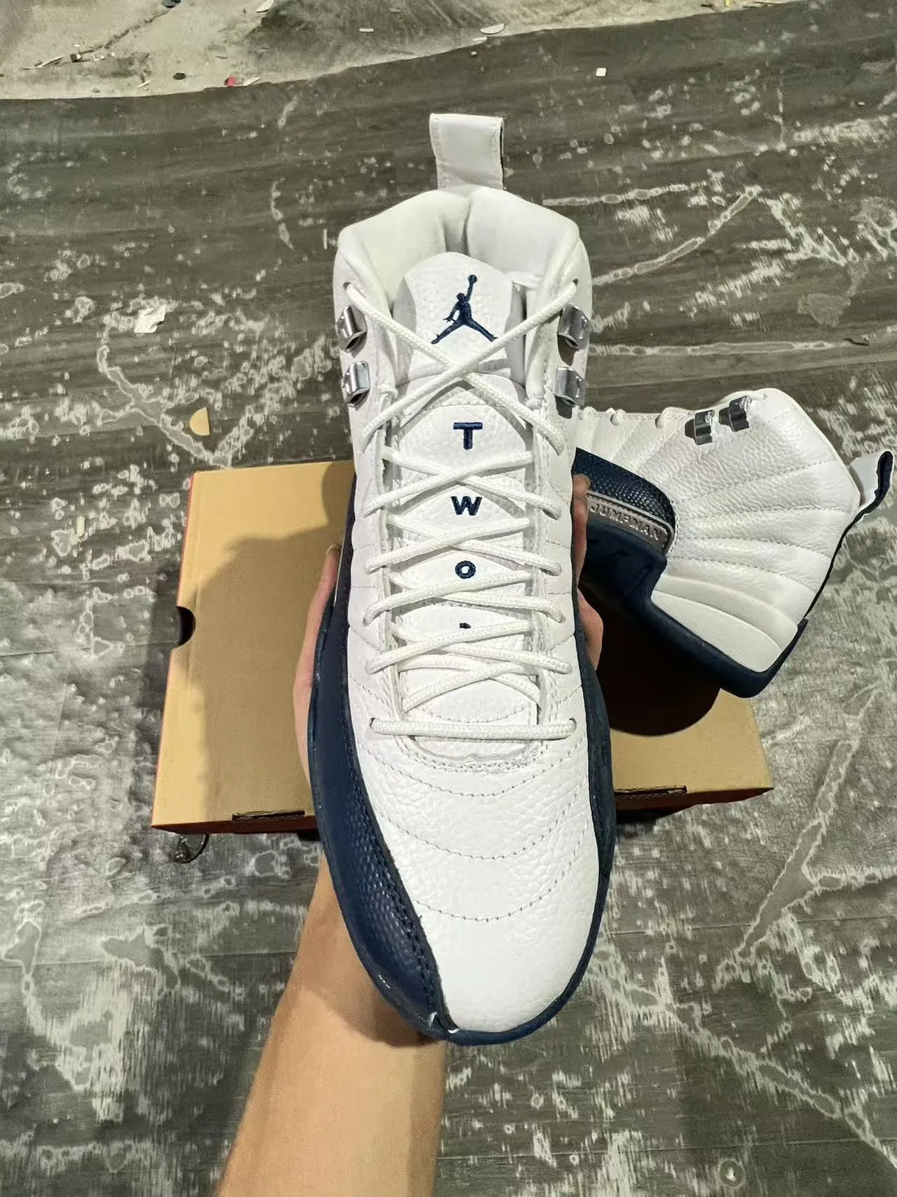 Chaussures de basketball Air Jordan 12 blanc et bleu marine 2