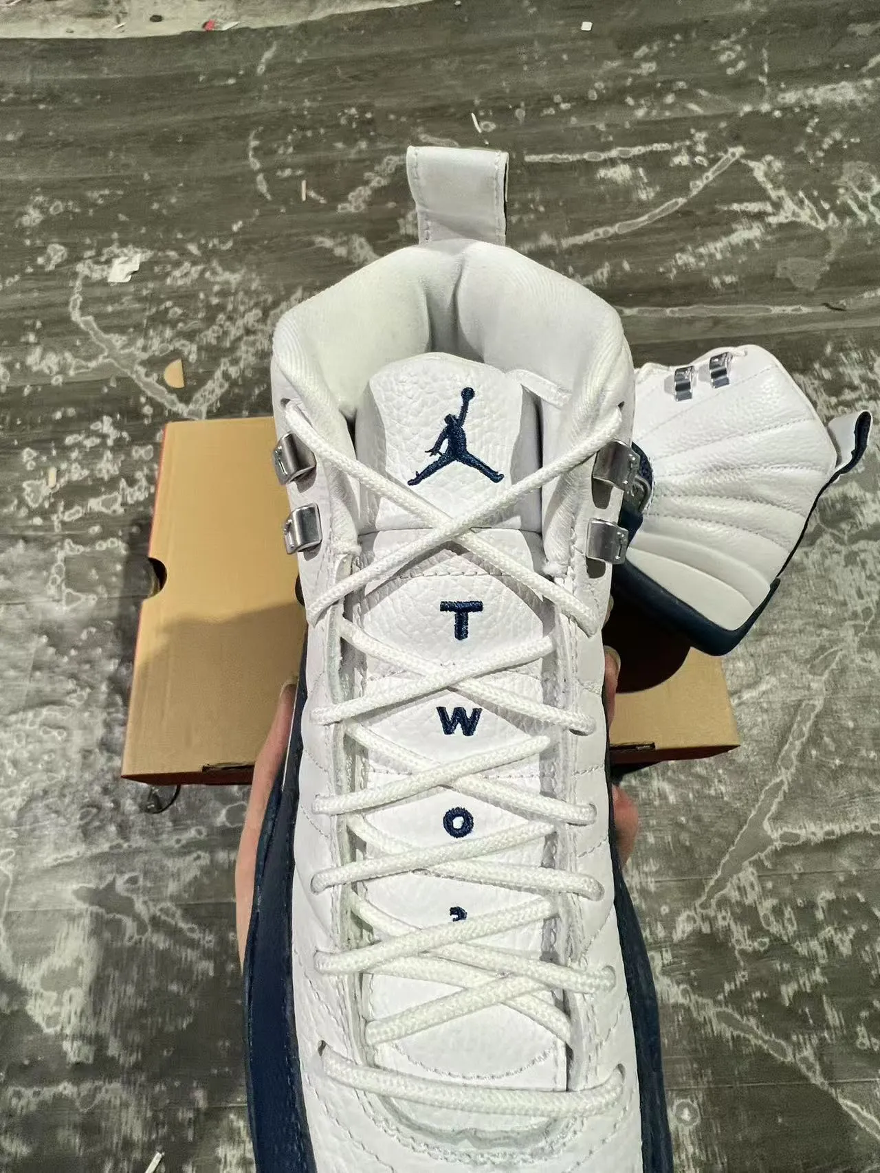 Chaussures de basketball Air Jordan 12 blanc et bleu marine 9