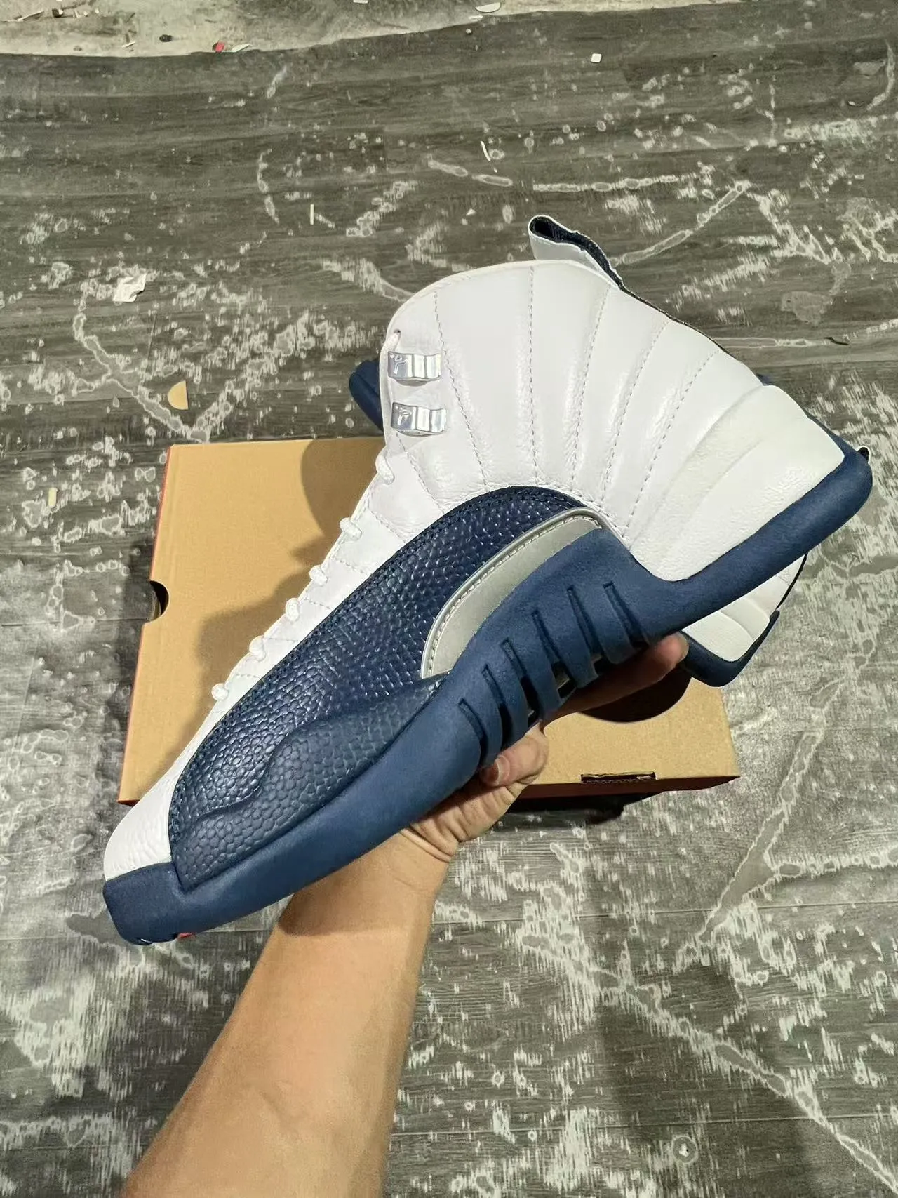 Chaussures de basketball Air Jordan 12 blanc et bleu marine 3