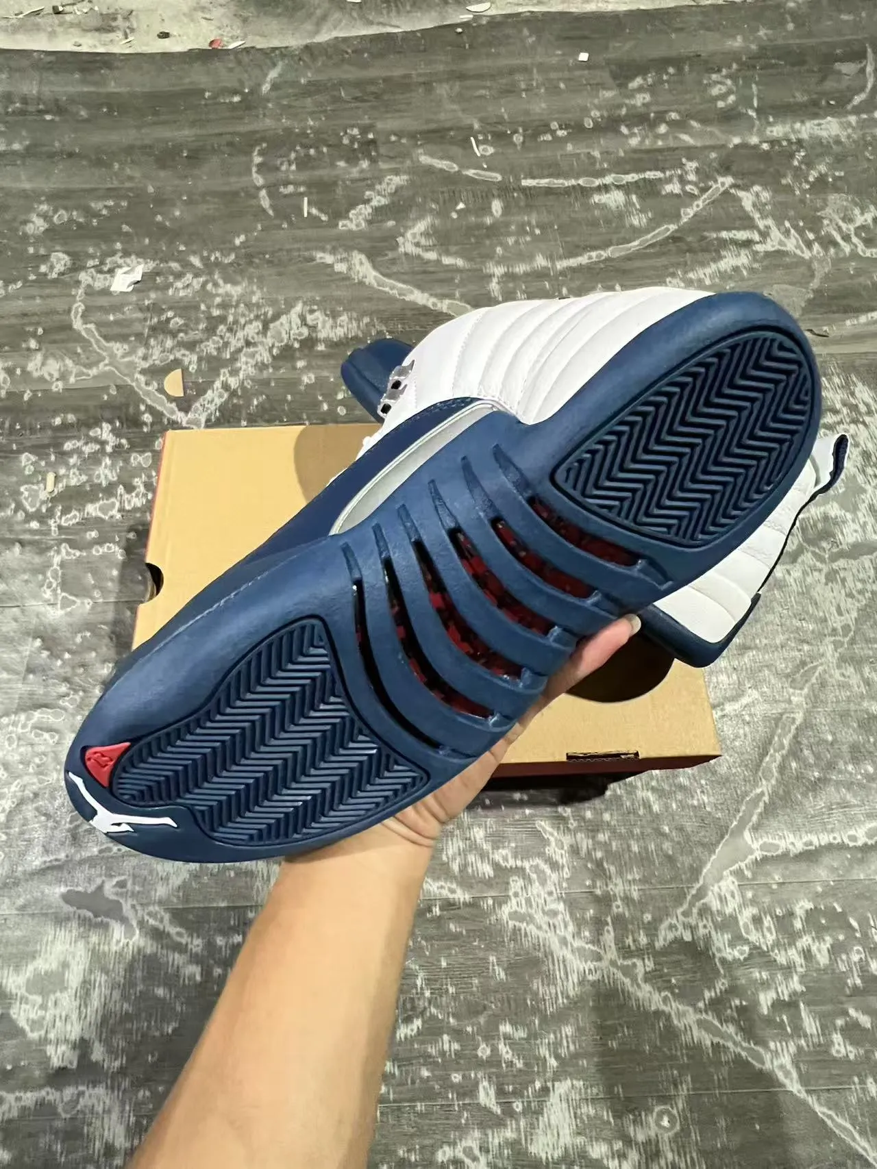 Chaussures de basketball Air Jordan 12 blanc et bleu marine 4