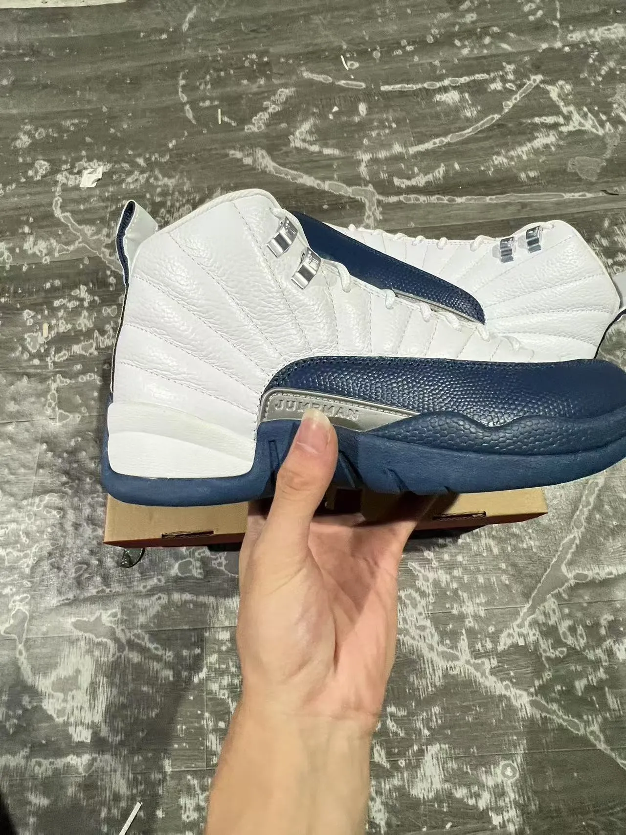 Chaussures de basketball Air Jordan 12 blanc et bleu marine 5