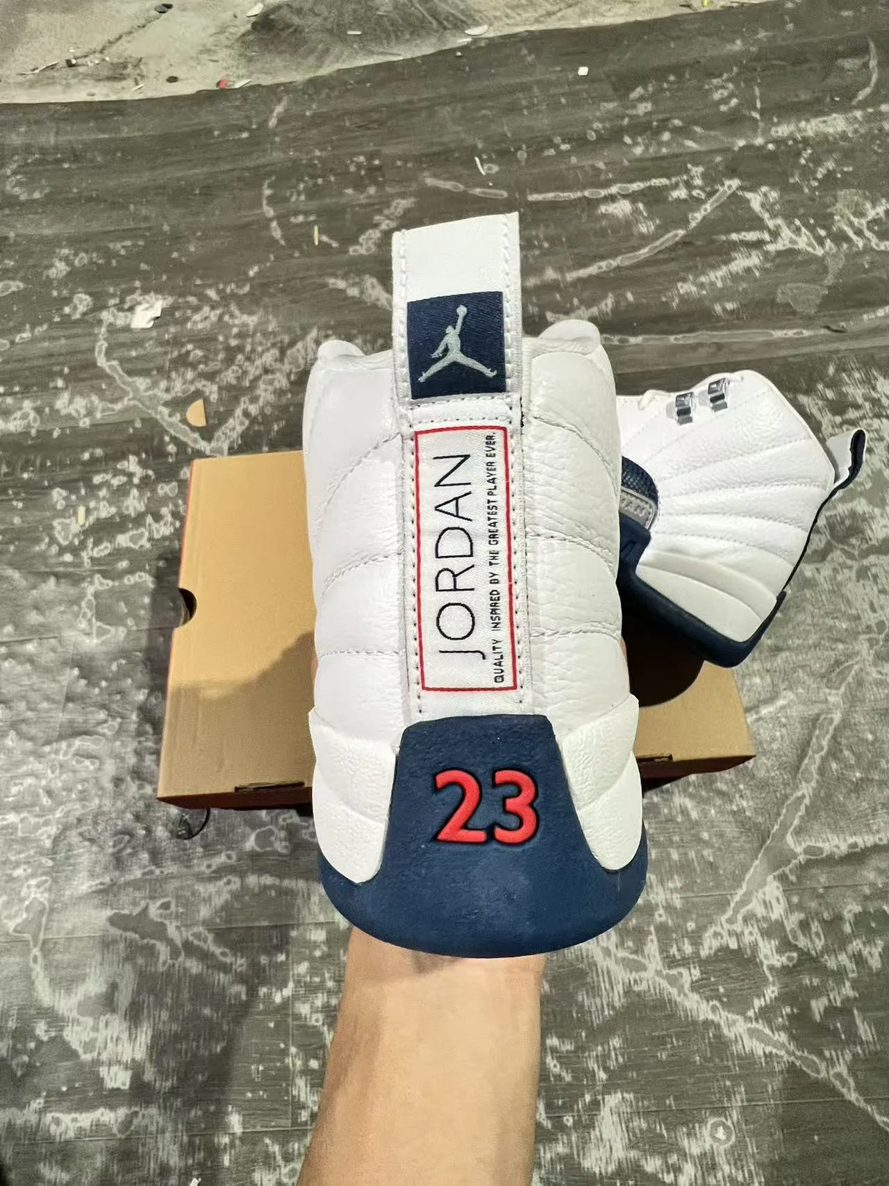 Chaussures de basketball Air Jordan 12 blanc et bleu marine 6