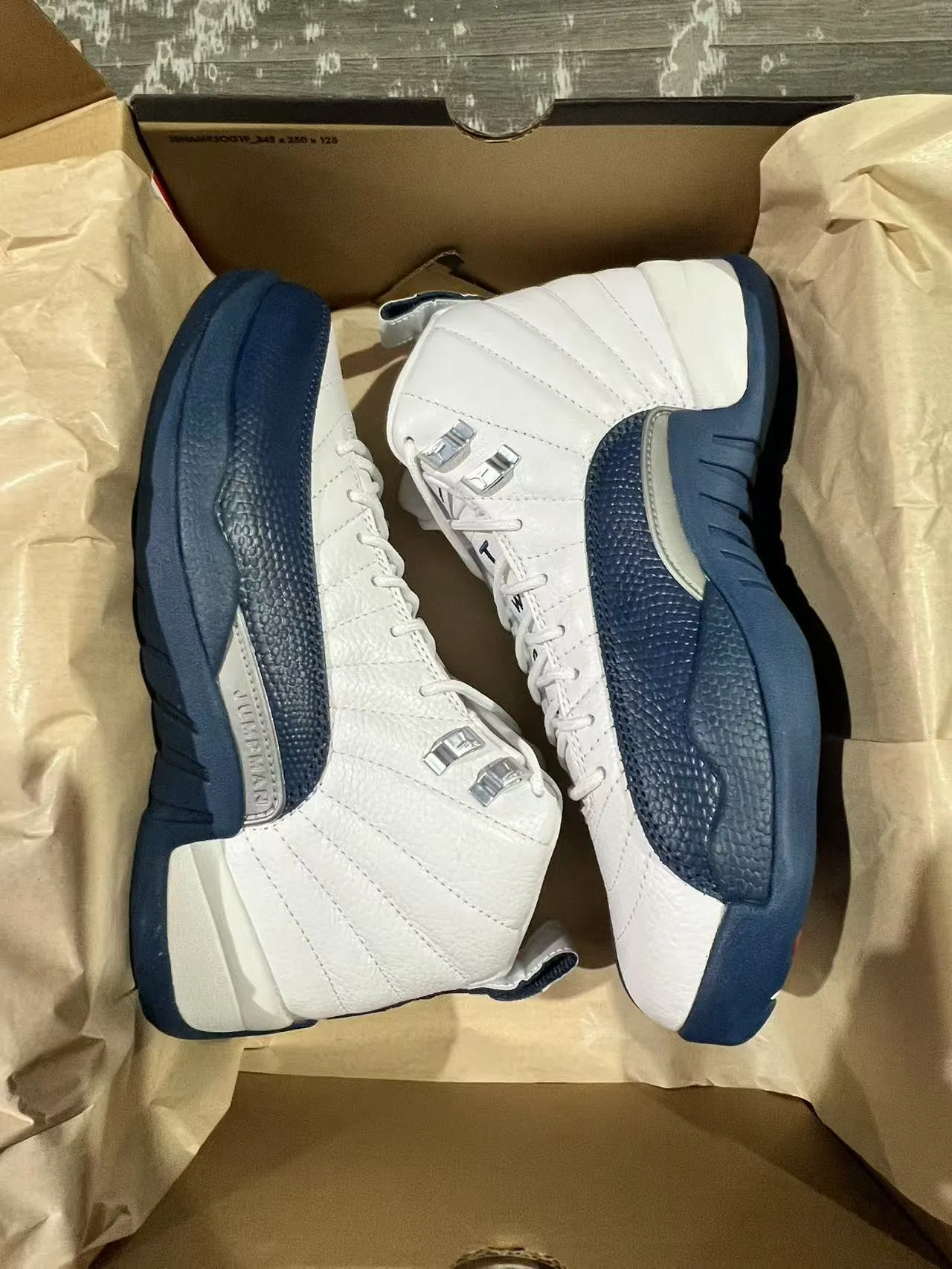 Chaussures de basketball Air Jordan 12 blanc et bleu marine 7
