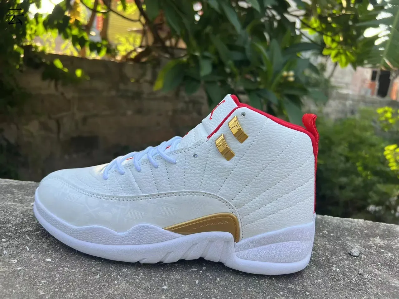 Air Jordan 12 Tênis de Basquete Branco Vermelho Dourado 2