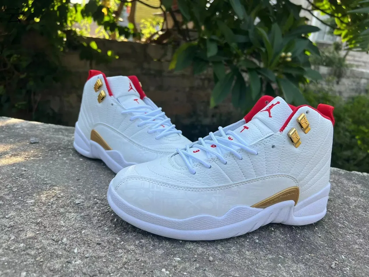Air Jordan 12 Tênis de Basquete Branco Vermelho Dourado 3