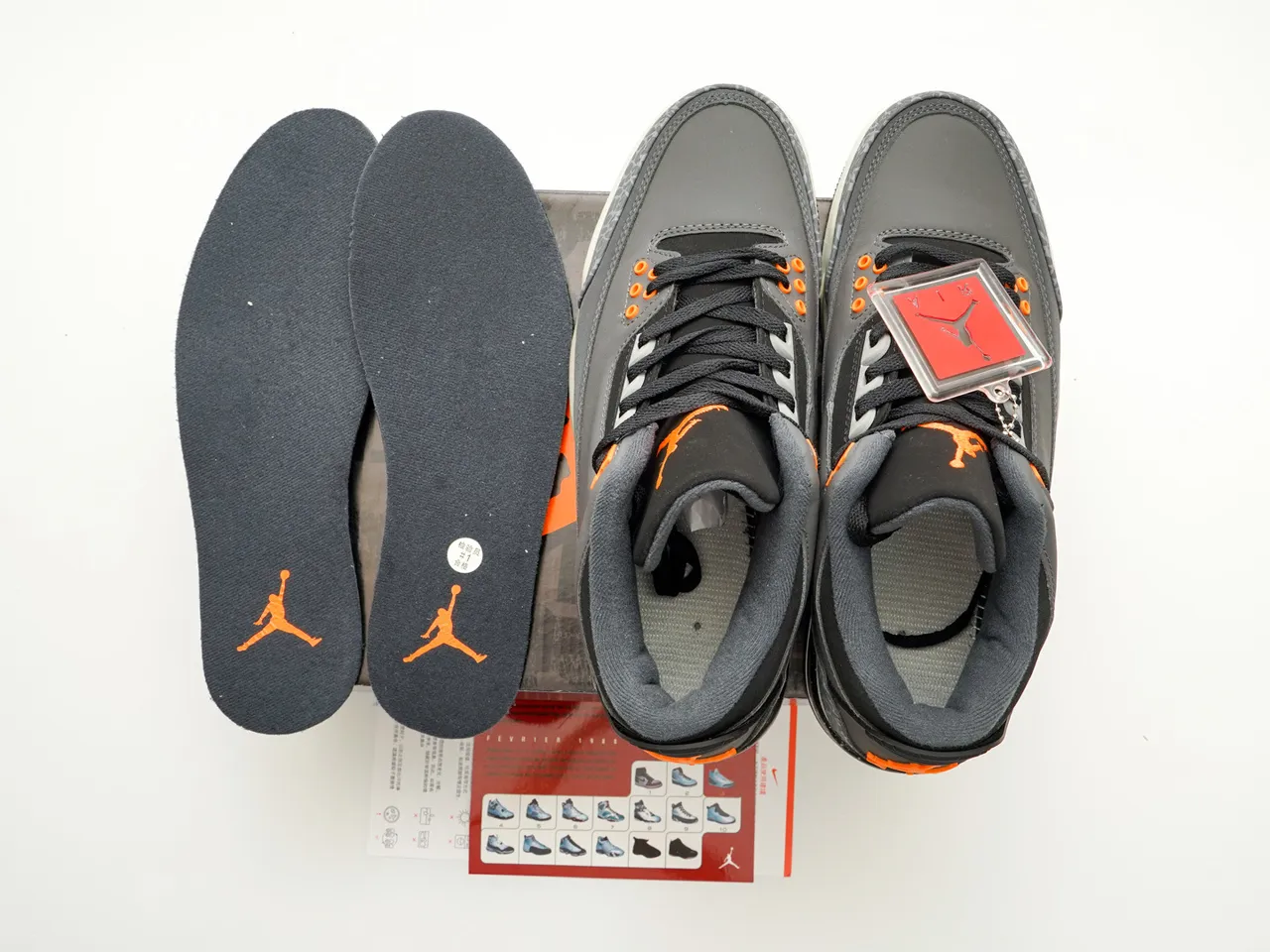 Zapatillas de baloncesto Air Jordan 3 gris, negro y naranja con estampado de elefante 2