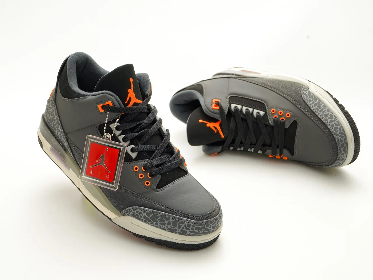 Zapatillas de baloncesto Air Jordan 3 gris, negro y naranja con estampado de elefante 3