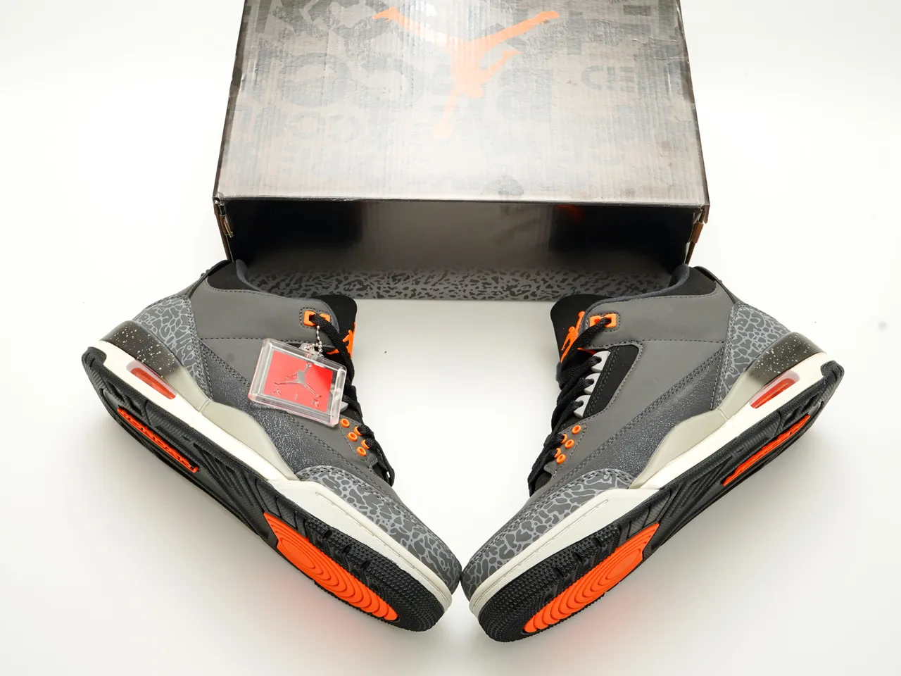 Zapatillas de baloncesto Air Jordan 3 gris, negro y naranja con estampado de elefante 4