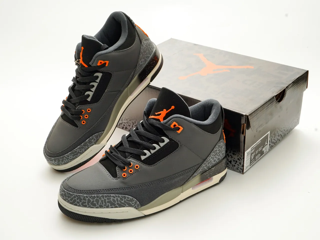 Zapatillas de baloncesto Air Jordan 3 gris, negro y naranja con estampado de elefante 5
